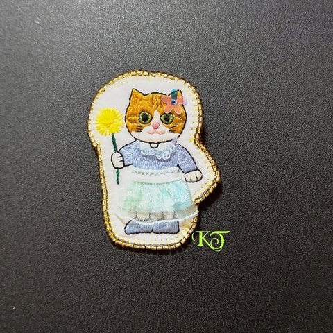 手刺繍ブローチ たんぽぽネコさん(ハチトラちゃん)