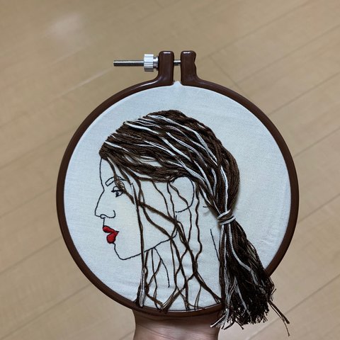 刺繍 ☆ うつむく女性