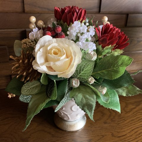 🌹#048 赤と白のお花を使ったゴージャス ラウンドアレンジメント 白バラ ホワイトローズ クリスマス アーティフィシャルフラワー 