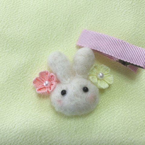 うさぎとお花のヘアクリップ