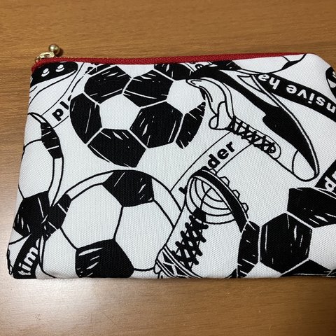 再販😊サッカーボール⚽️とスパイク柄(フラットポーチ)