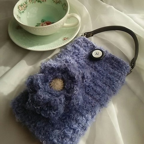 アイスブルー毛糸の大人可愛い手編みスマホバッグ（スマホポーチ）