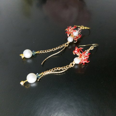 深紅の彼岸花(小)ピアス.イヤリング　ディップアート