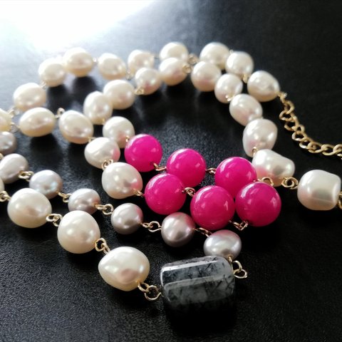 淡水パール、瑪瑙、クォーツのネックレス
necklace made with a fresh water pearl, smoky quartz, and amber

