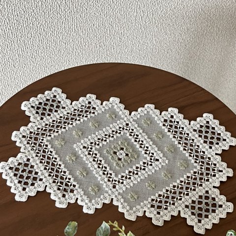 ハーダンガー刺繍のミニマット（ドイリー）