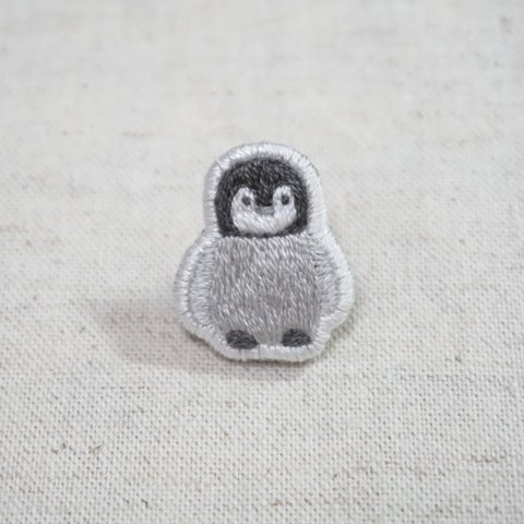 赤ちゃんペンギンの手刺繍ブローチ