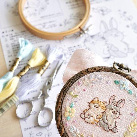  【図案とワンポイントアドバイス】猫とウサギの仲良し刺繍 