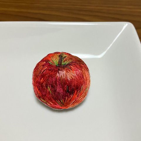 りんごの刺繍ブローチ