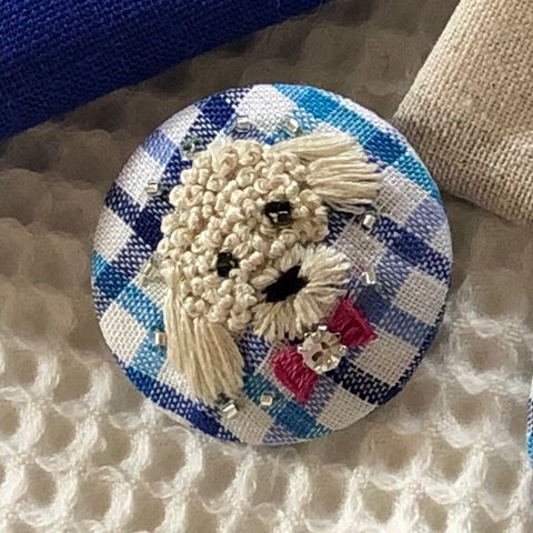 直径4㎝ビーズ刺繍の包みボタンブローチ ☆トイプードル