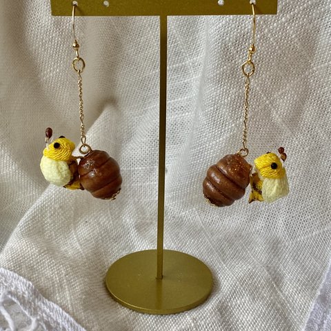 花蜜を採りにきたHONEY BEEピアス(イヤリング変更可)♡つまみ細工