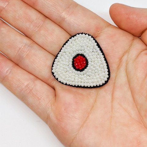 梅おにぎりのブローチ　ビーズ刺繍