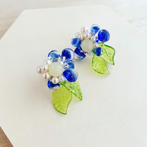 【 特集掲載 】Blue glass flower plastic beads earring