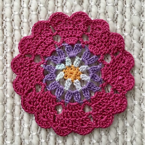 ハートドイリー(直径11.5 cm)、ダークピンクと紫のハートドイリー、Crochet heart doily in dark pink and purple