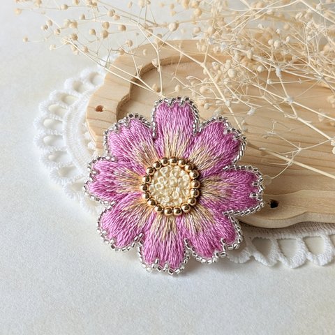 王道ピンクコスモス刺繍のビーズブローチ