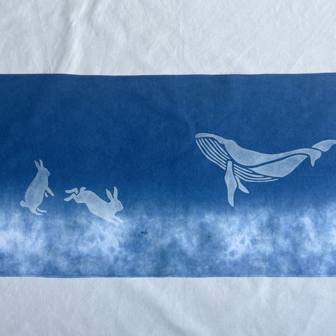送料無料　"ウサギはクジラの夢を見る" 絞り染め　藍染手ぬぐい　鯨　夜　夢　兎