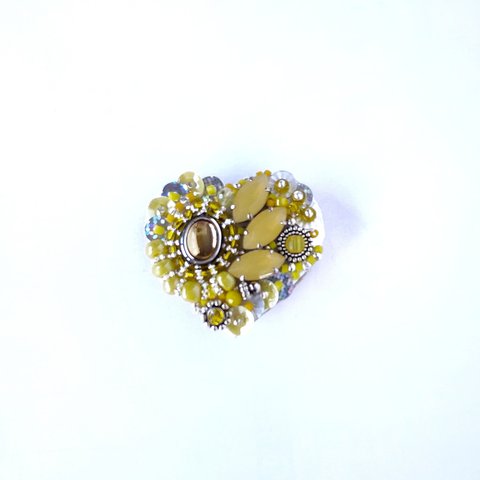 con Amarillo     Silver Beads Reunion  小さなハートのビーズ刺繍ブローチ