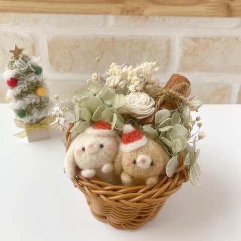 ☆うさぎさん×お花シリーズ☆たれ耳うさちゃんのクリスマスバスケット　コンパクト　置物　雑貨　プリザーブドフラワー　羊毛フェルト