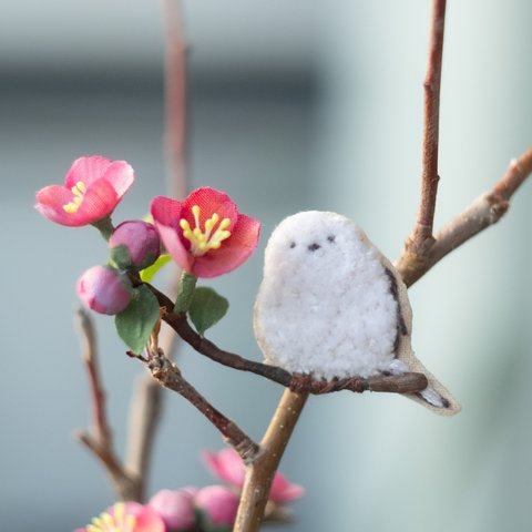 【受注生産】シマエナガさん と 木瓜 の 布花 ブローチ　森の動物絵本