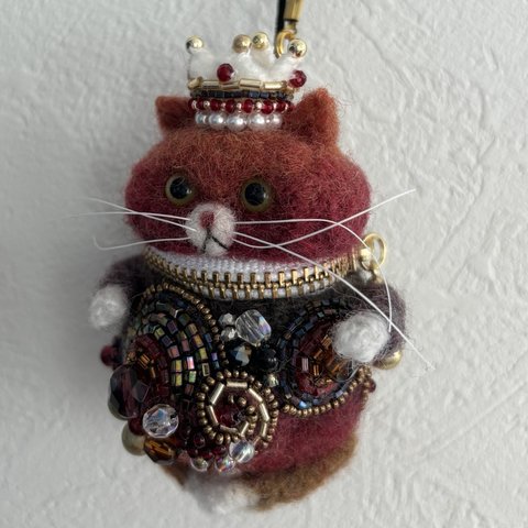 王冠のネコ（赤）101