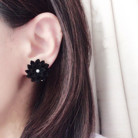 つまみ細工黒のダリアピアス