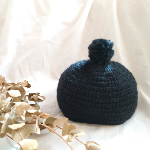 赤ちゃん〜幼児サイズ　ポンポン付き手編み帽子（ブラック）