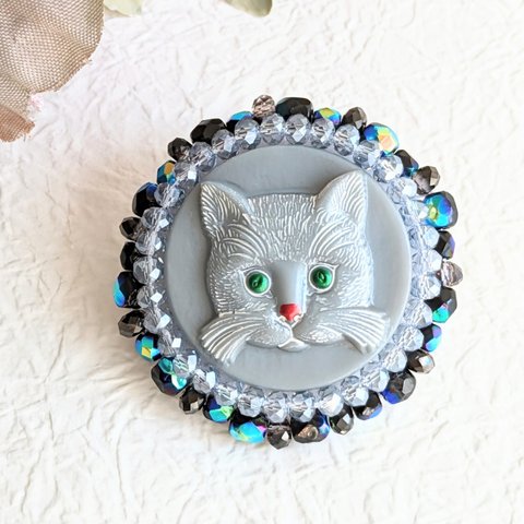 猫のブローチ　猫　刺繍　ビーズ刺繍　チェコガラスビーズ　ボタンカットガラスビーズ　グレー猫　母の日　ギフト　アクセサリー