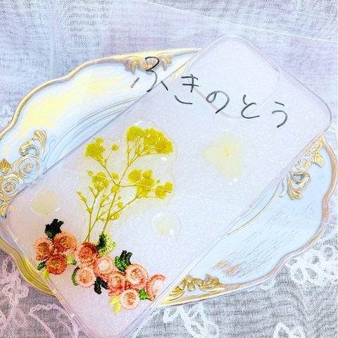 結婚式や日常生活にも最適！　　ハンドメイド　レジン　お花畑に咲くかすみそうブーケ　ひまわりイエロー　スマホケース　iPhone13Proケース　⑦