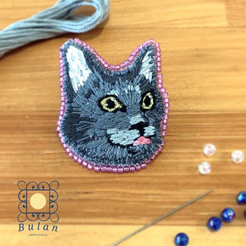 手刺繍 1点物 グレー猫のブローチ