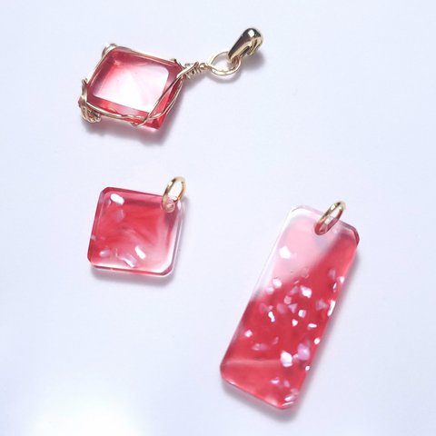 《赤に舞う》【２液レジン／ペンダント(コード、紐は選択できます)】