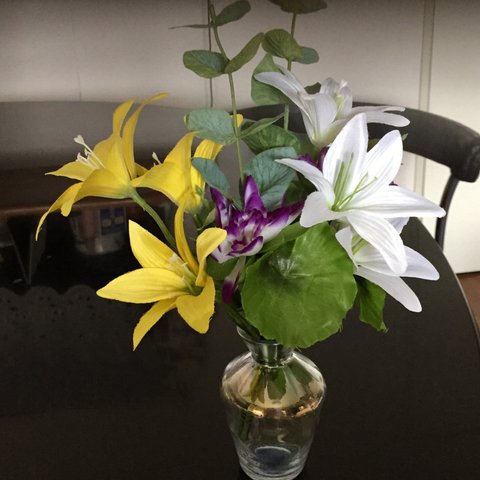 光る花瓶と蓮百合の花