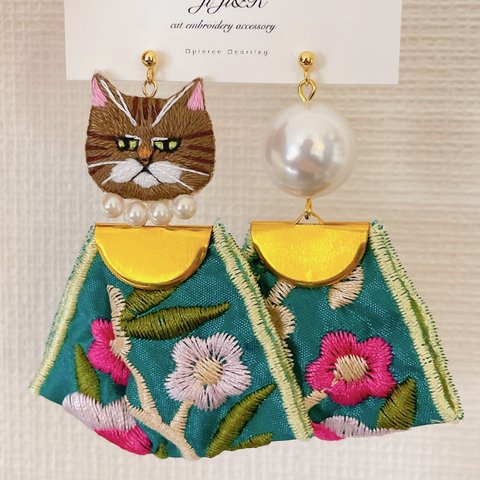 刺繍猫♡ピアスorイヤリング