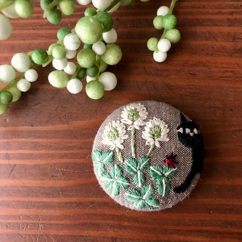 【ブローチorヘアゴムorヘアピン】お庭の黒猫刺繍