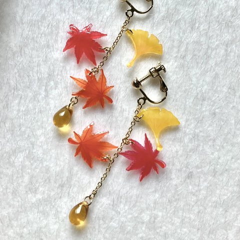 秋の便り🍁イチョウとモミジのイヤリング