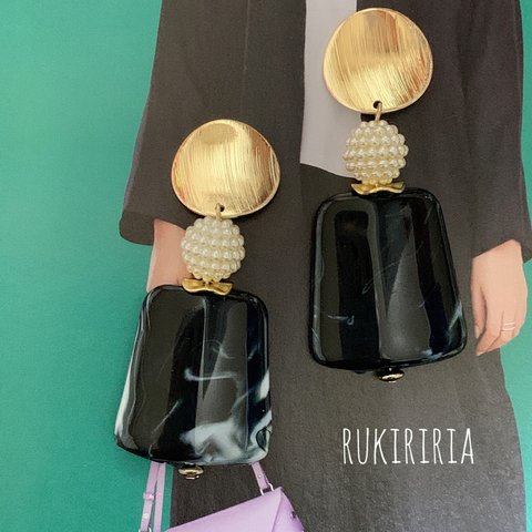 RUKIRIRIA #461 ゴールド×パールブラックピアス  大ぶりピアス 大ぶりイヤリング 