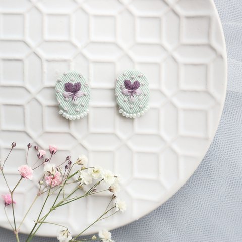 おはなの刺繍ピアス〜すみれ〜