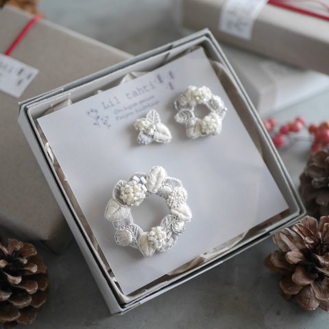 クリスマスありがとうセットlinen wreath刺繍ブローチandピアス/イヤリング(オフ)【受注制作】