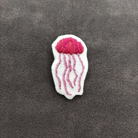 刺繍ブローチ　海月