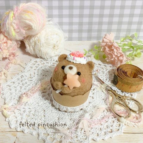 ♡羊毛フェルトのカップケーキくまちゃん♡ホイップクリームのせ メモスタンド 針刺し バニラ ピンクッション 針さし 裁縫道具 ハンドメイド用品 道具 cupcake bear pincushion