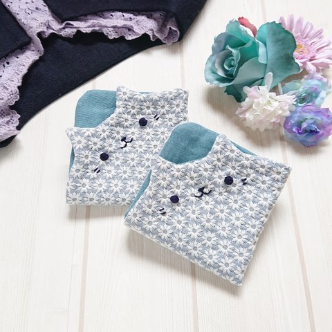 花刺繍*ハレの日のはんかちねこさん*６重ガーゼハンカチ