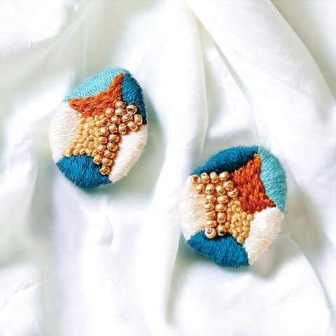 カラフル&つぶつぶの手刺繍イヤリング　マルチカラー朝日と海