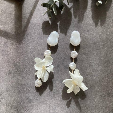 ホワイトの紫陽花とパール＆ゴールドチェーンのアクセサリー　ピアス　イヤリング　アジサイ　結婚式　パーティー　二次会　本物のお花