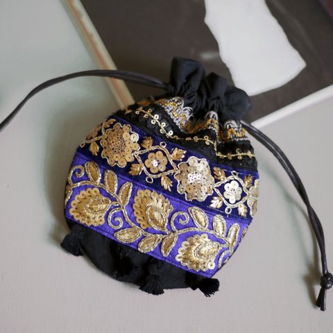 【ラスト1点】インドブレード巾着ポーチ　ブルー　青　ゴールド　花柄　スパンコール　刺繍　アクセサリーポーチ　エスニック　ベルベット