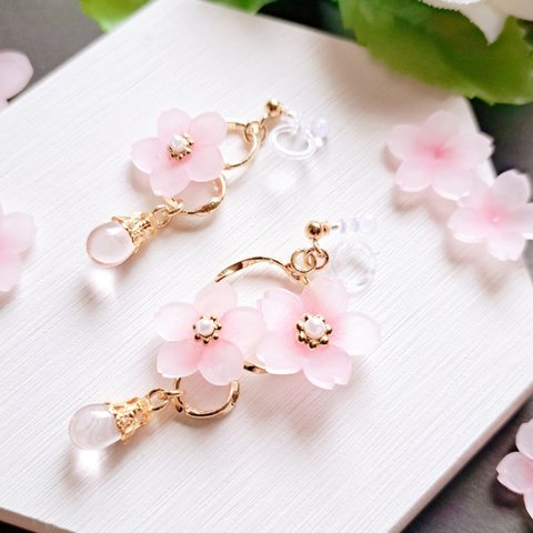 桜の春色花飾り　ピアス／イヤリング