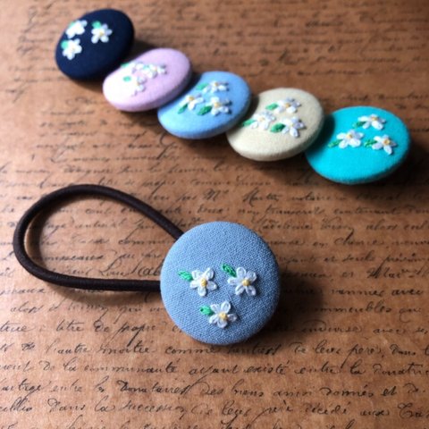 手刺繍のヘアゴム【小さな白いお花】