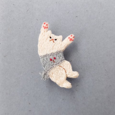 猫の刺繍ブローチ  バンザイ寝・干支腹巻き(うさぎ)    Embroidery brooch  Cat