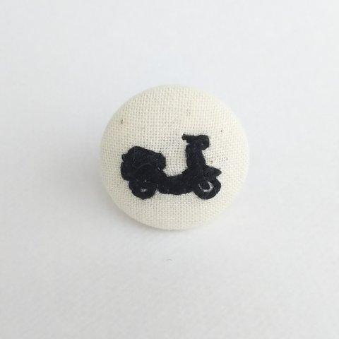 ピンバッジ22mm 〈コロンと小さめバイク刺繍のピンバッジ〉（スクーターバイク）