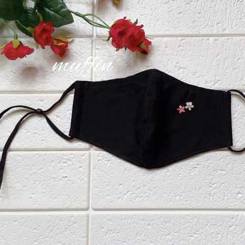 🌸新作🌸✴︎キラリ✴︎紅白のお花のチャーム付き黒マスク。表布にはクレンゼ使用（ノーズワイヤー入り）　　　　　　　　　　　　　　　　内側にはTioTioダブルガーゼ使用