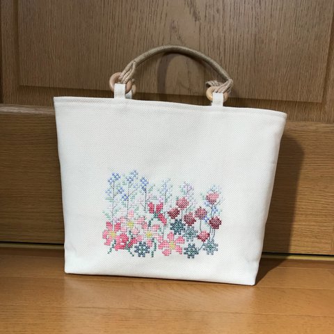 手刺繍のバッグ