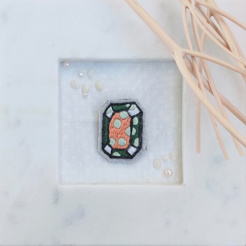 さしはんブローチ エメラルドカット︰緑系　【手刺繍⁂消しゴムはんこ】