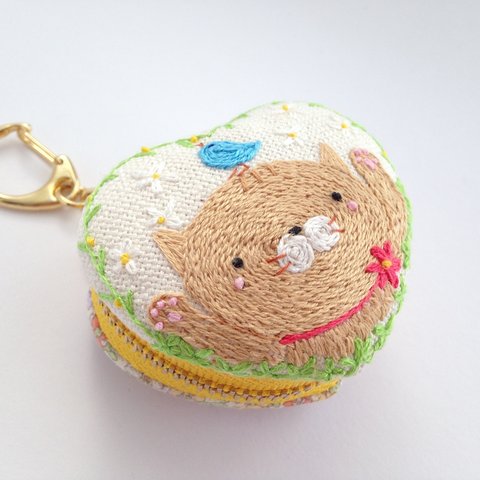 猫ちゃんの手刺繍マカロンポーチ　ハート型